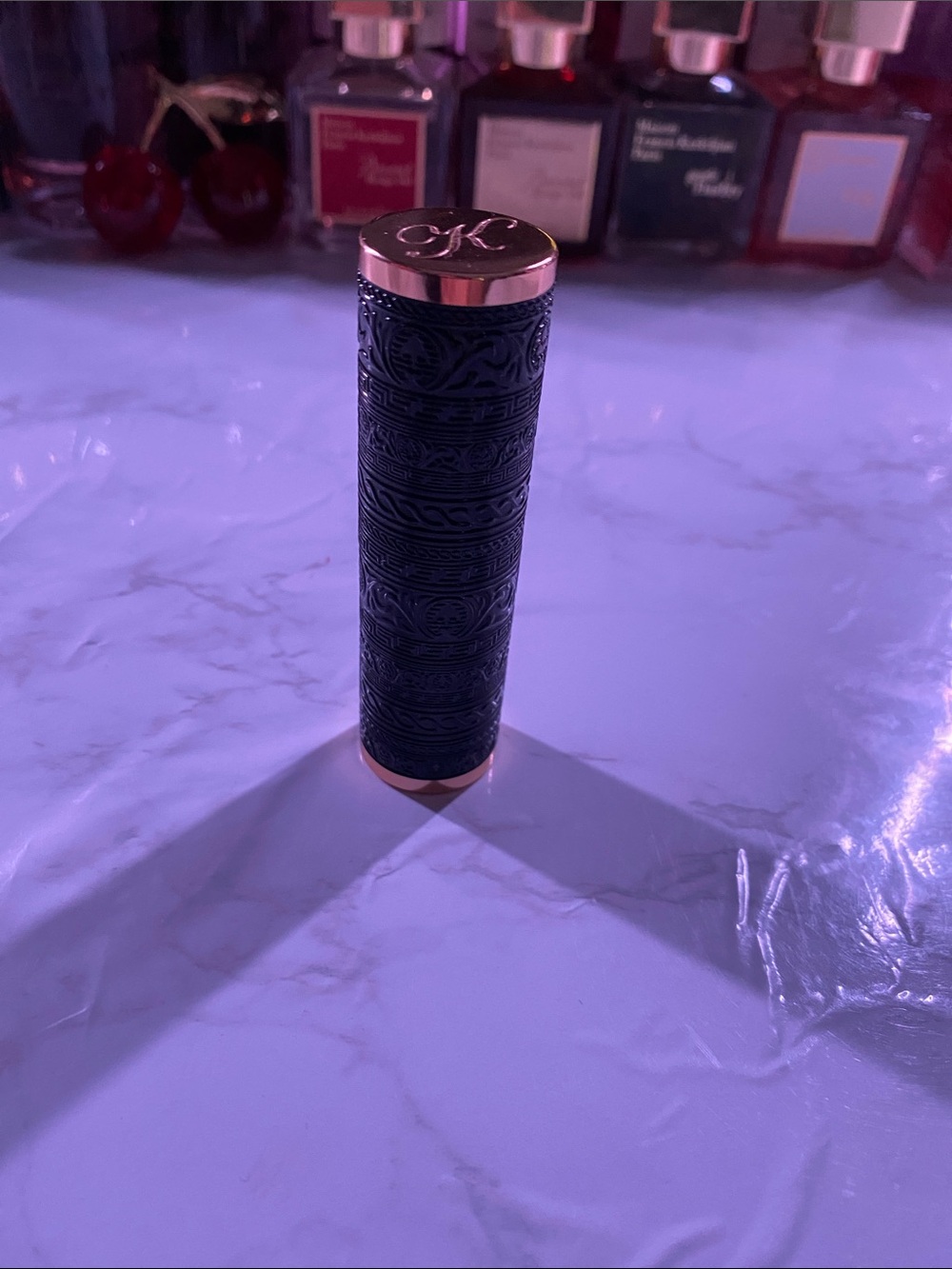 Classic Black Leather-Textured Men’s Accessory with Rose Gold Caps